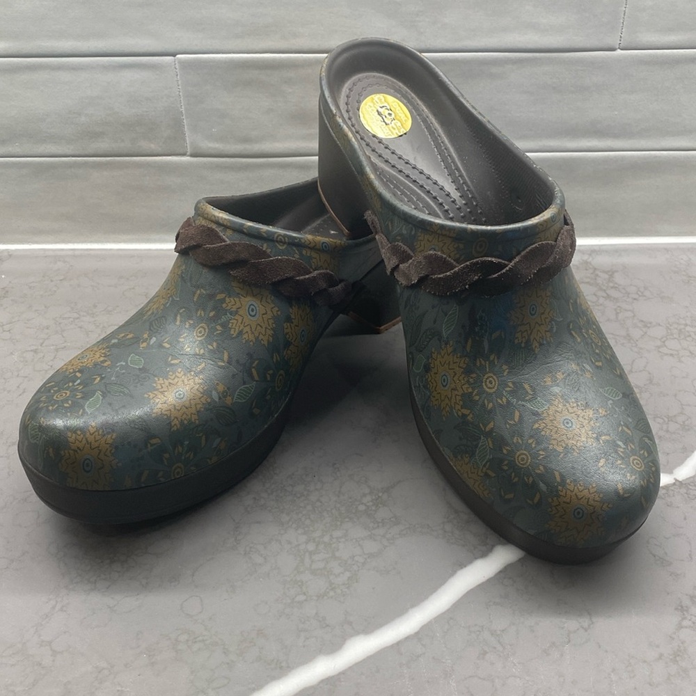 Crocs Sarah Floral Block Heel Clogs Mules w/Suede Band Women's‎ Size 8 New